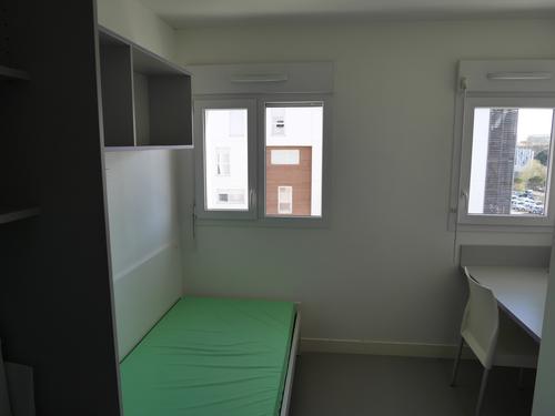 L'espace est plus important entre le lit et le bureau pour les logements PMR